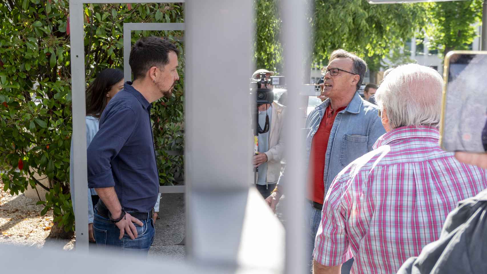 Pablo Iglesias, a su llegada al juzgado, increpado por uno de los ciudadanos contra los que ahora anuncia una denuncia.