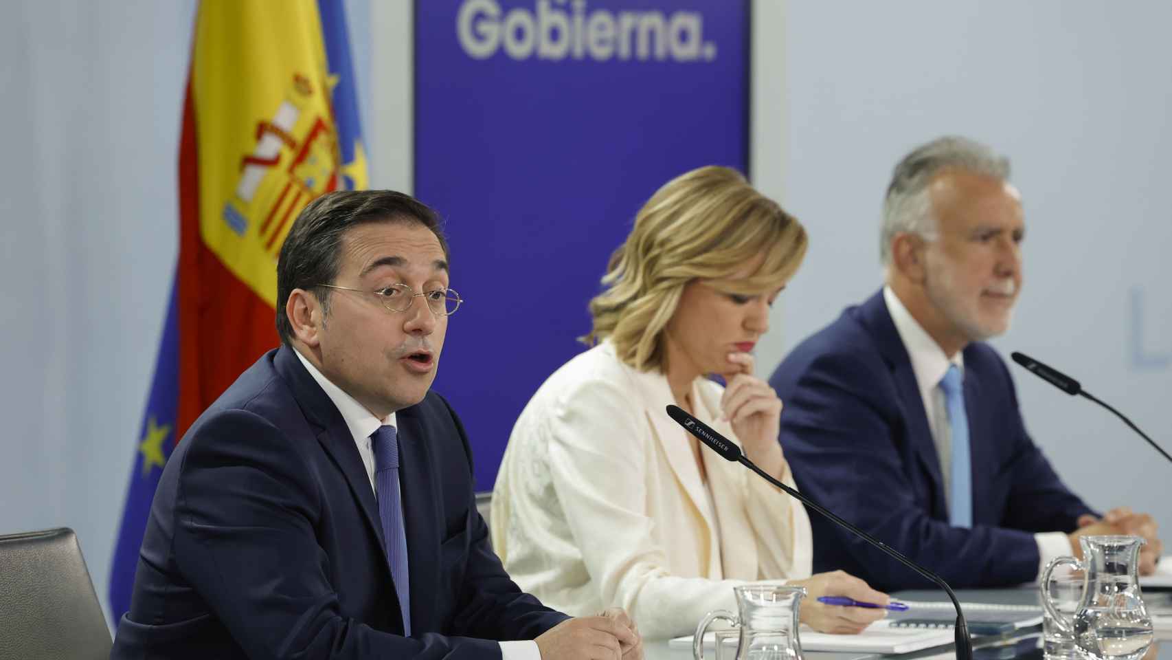 La ministra de Educación y portavoz del Gobierno, Pilar Alegría (c), el ministro de Exteriores, José Manuel Albares (i), y el ministro de Política Territorial y Memoria Democrática de España, Víctor Torres, este martes.