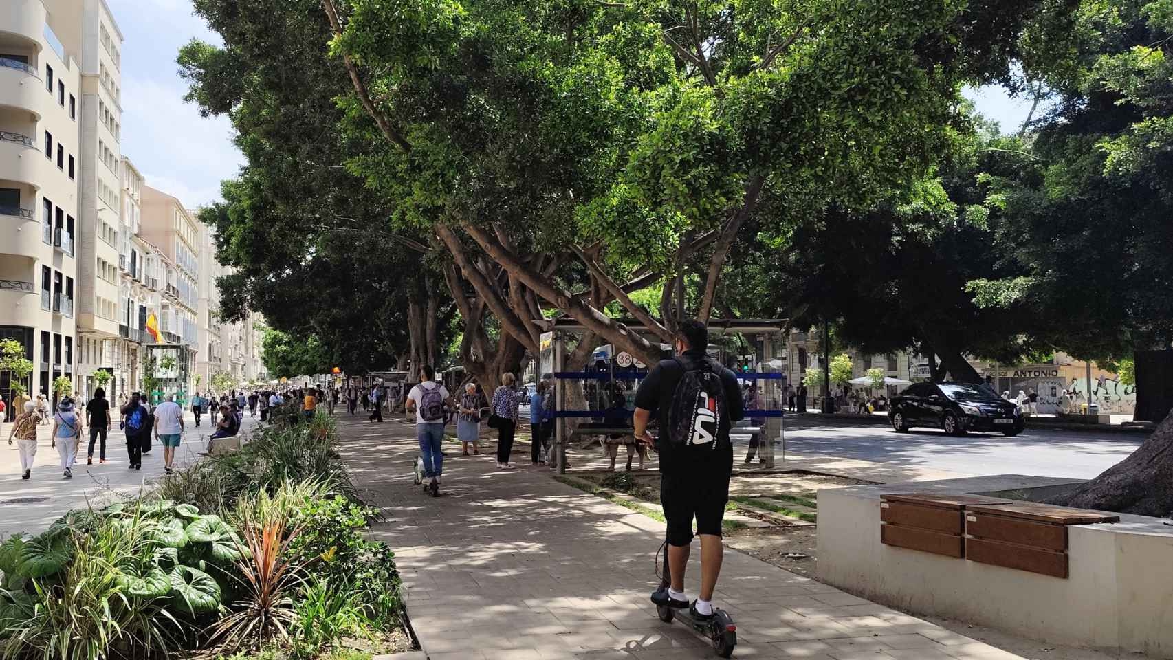 Imagen de dos patinetes circulando por la Alameda Principal.