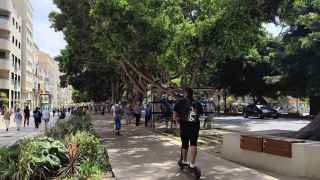 Imagen de dos patinetes circulando por la Alameda Principal.