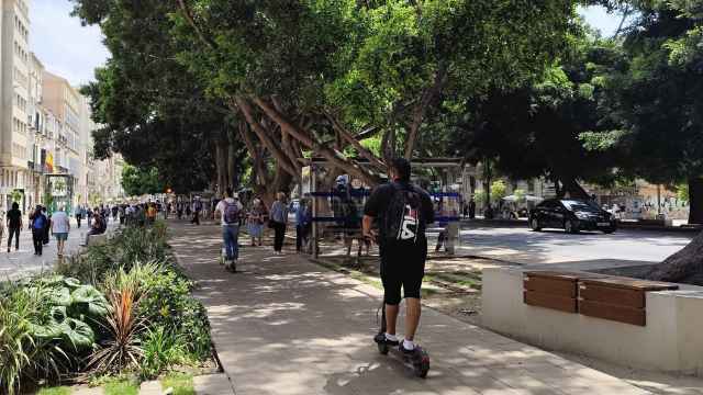 Imagen de dos patinetes circulando por la Alameda Principal.