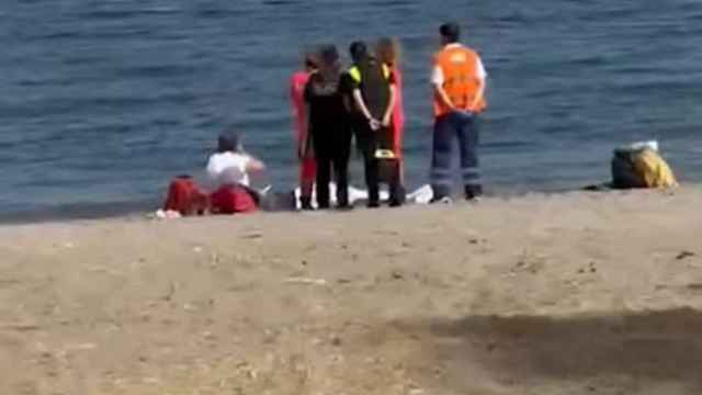 Imagen de los servicios sanitarios atendiendo a la víctima, en Marbella.