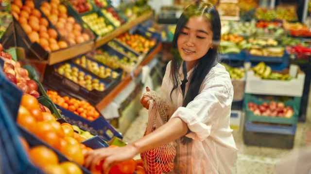 Mujer comprando en una frutería.