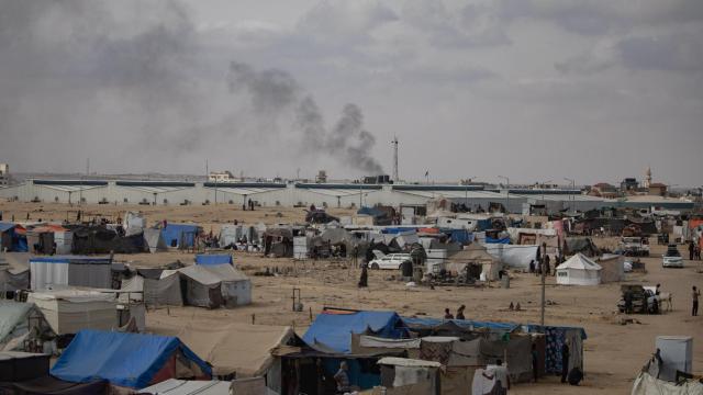 Palestinos se preparan para abandonar áreas de Rafah en medio de nuevos ataques israelíes.