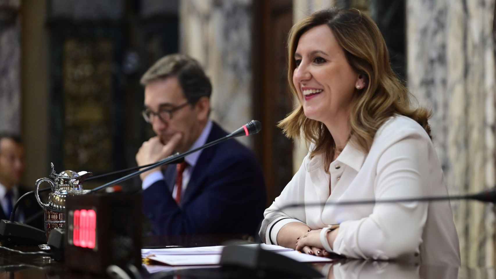 La alcaldesa de Valencia, María José Catalá, en el pleno este martes. EE