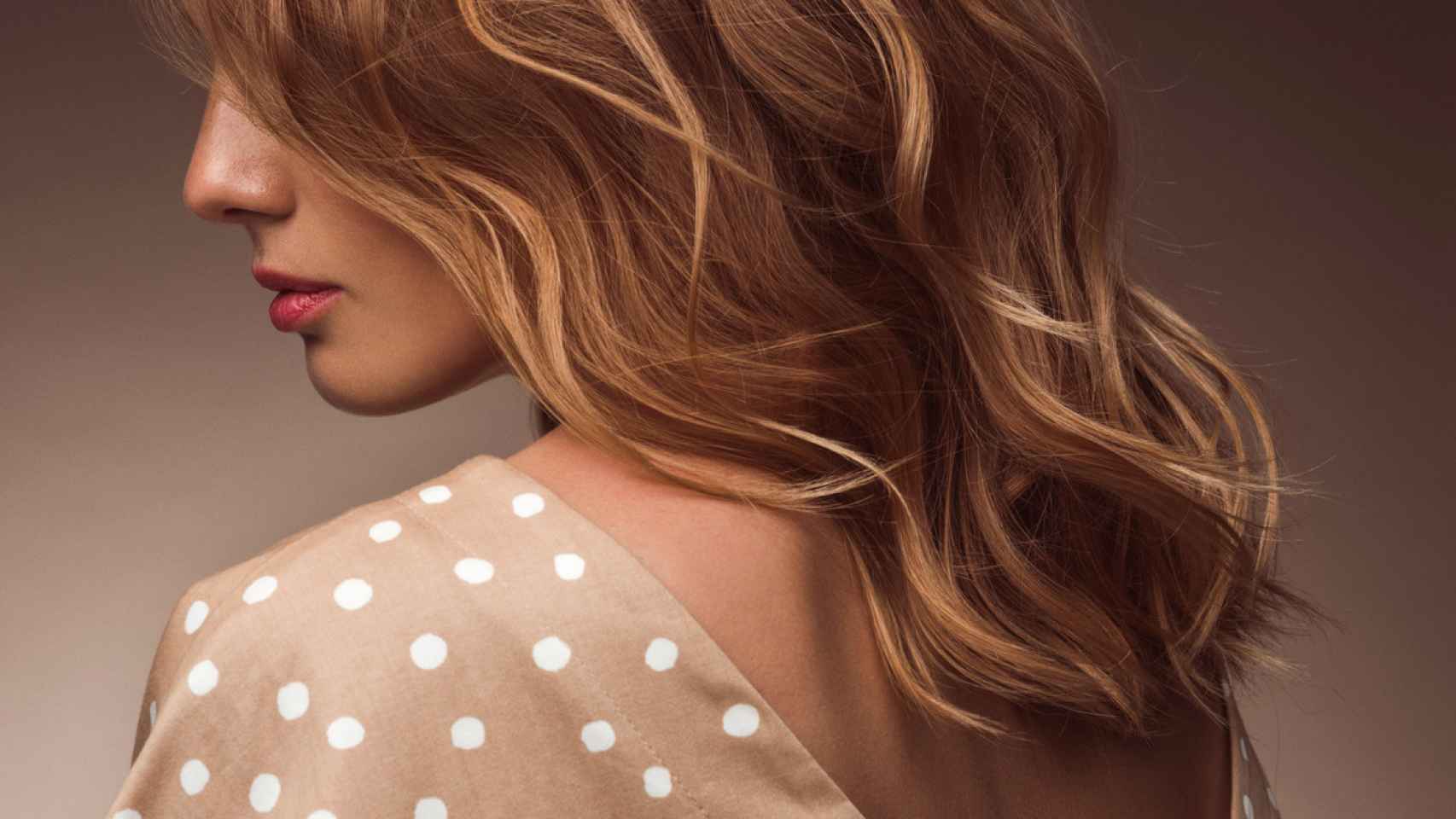 Mujer con media melena ondulada.