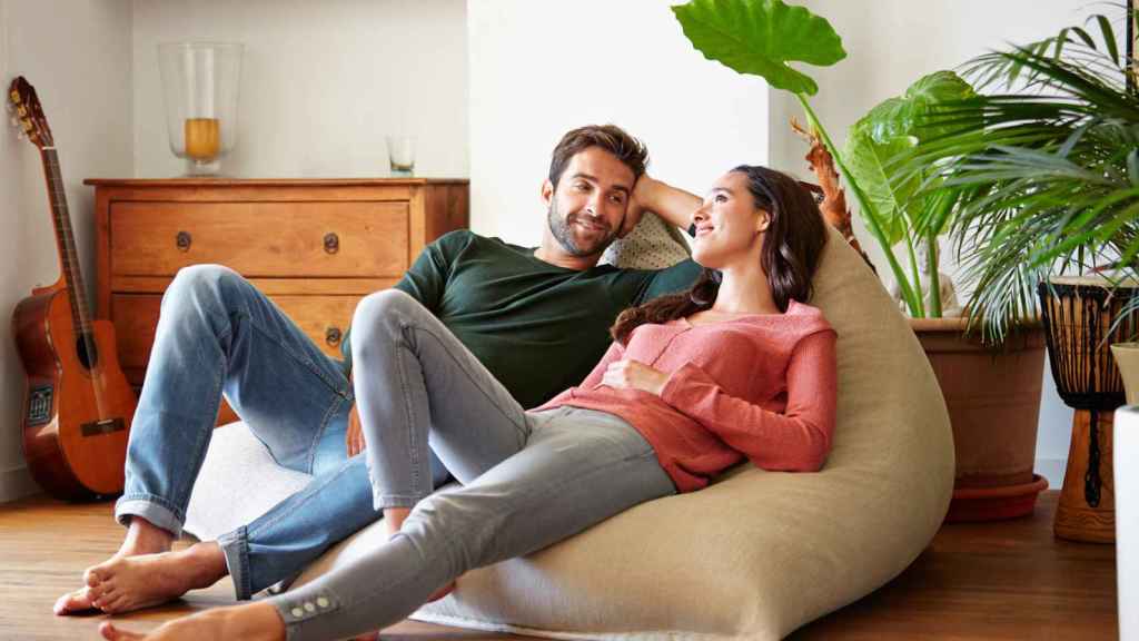 Pareja charlando tumbados sobre un cojín.