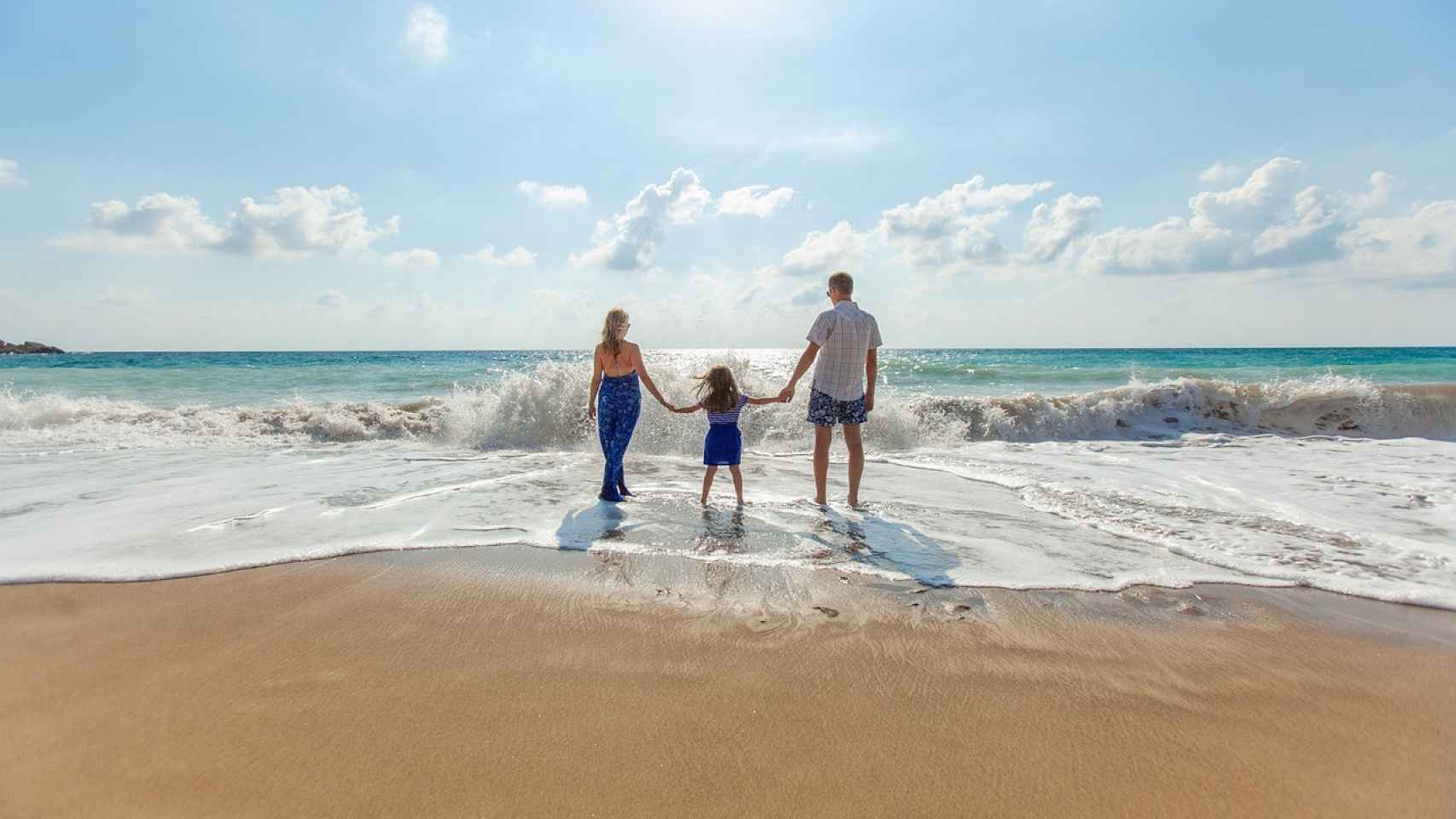 Una familia en la orilla de la playa.