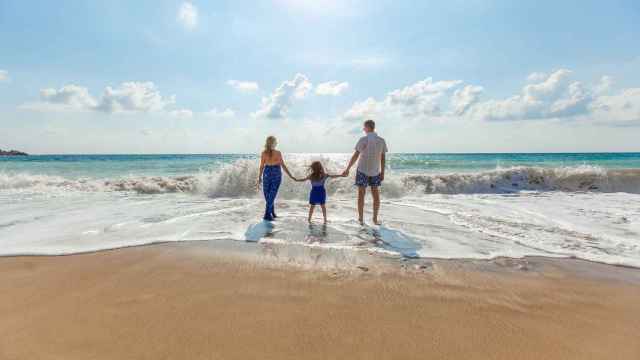 Una familia en la orilla de la playa.