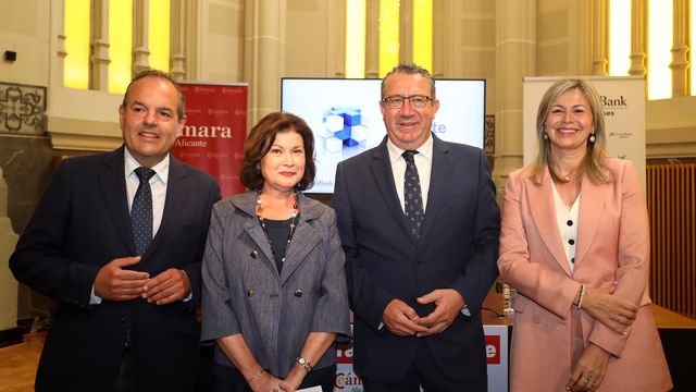 La Cámara de Alicante y CaixaBank renuevan su compromiso con las empresas alicantinas.