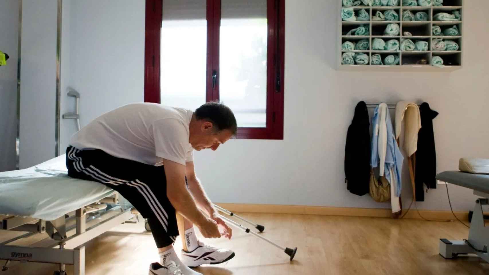 Un hombre con esclerosis múltiple en una sesión de rehabilitación.