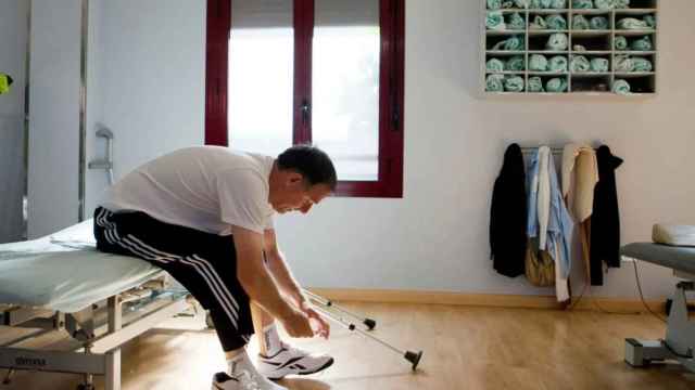 Un hombre con esclerosis múltiple en una sesión de rehabilitación.