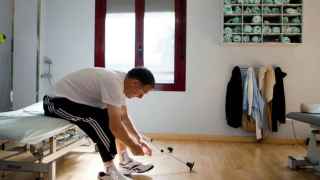 Un hombre con esclerosis múltiple en una sesión de rehabilitación.