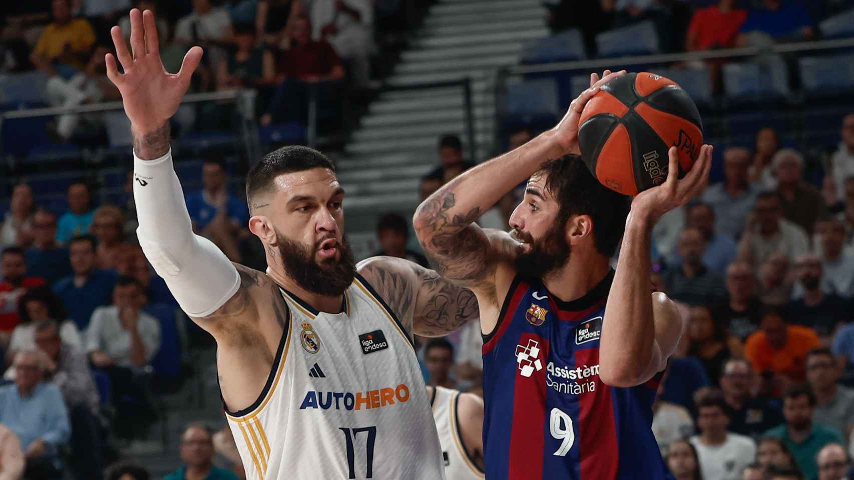 Poirier defiende una acción de Ricky Rubio.