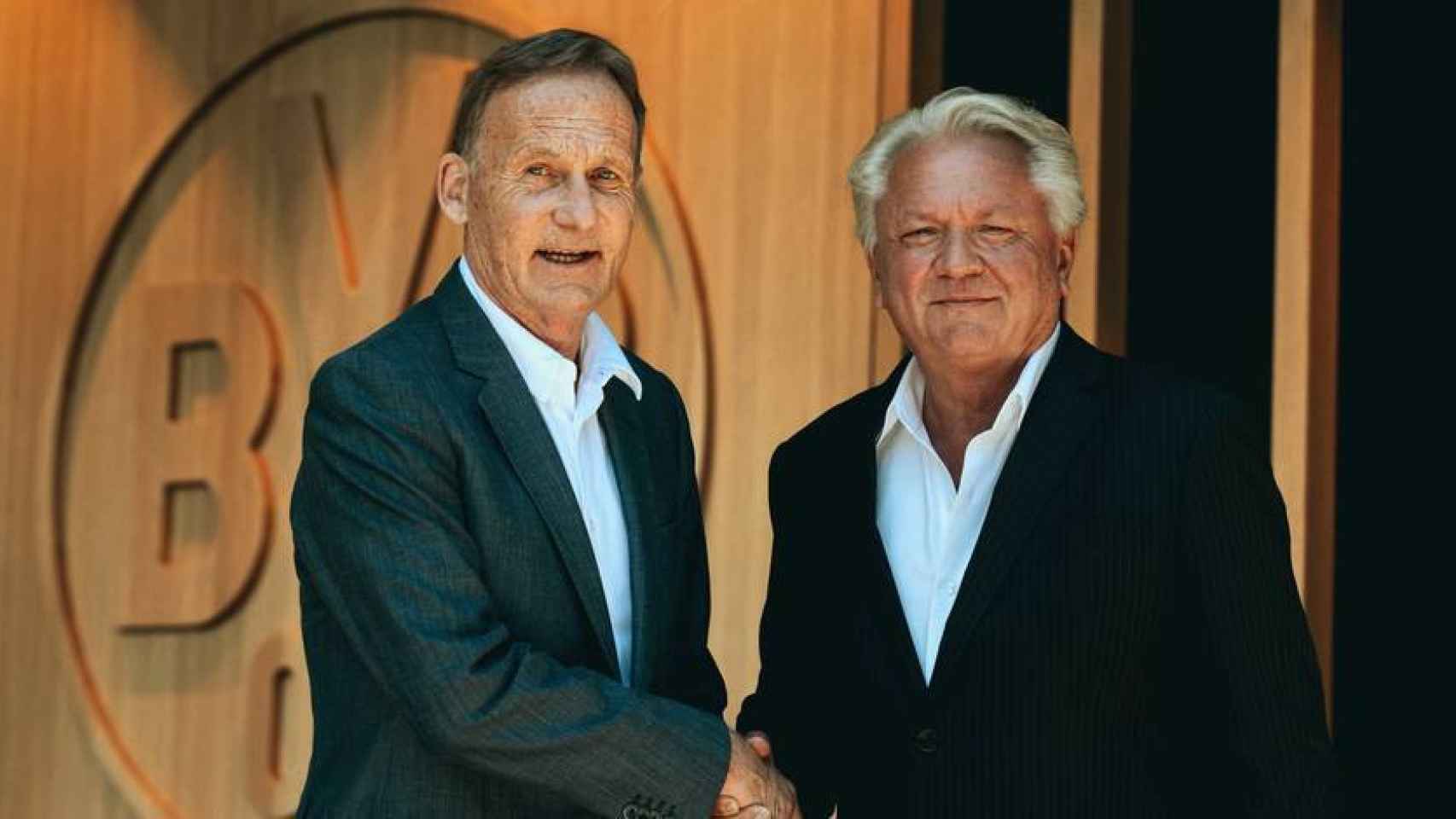Joachim Watzke presidente del Borussia Dortmund, y el CEO de Rheinmetall, Armin Papperger