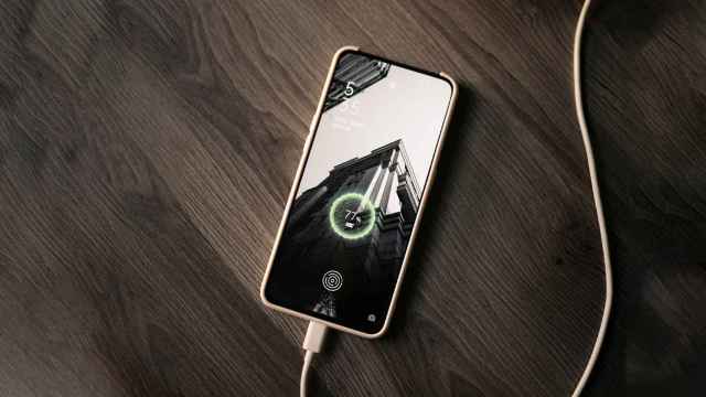 Móvil cargando por cable