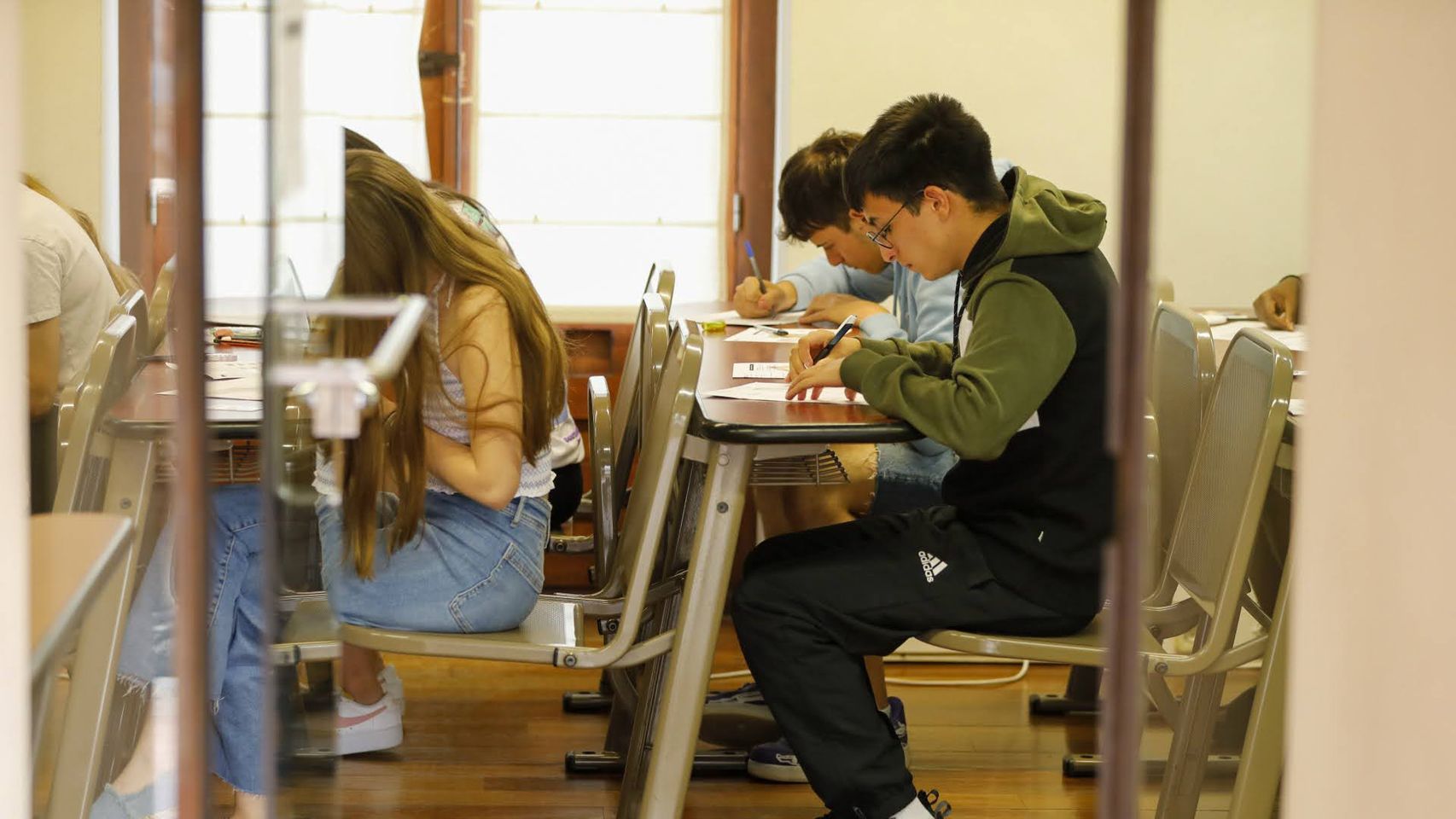 Un grupo de estudiantes examinándose de la EvAU en 2023.