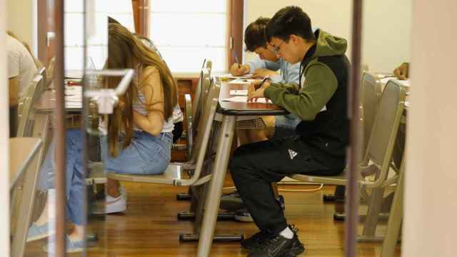 Un grupo de estudiantes examinándose de la EvAU en 2023.