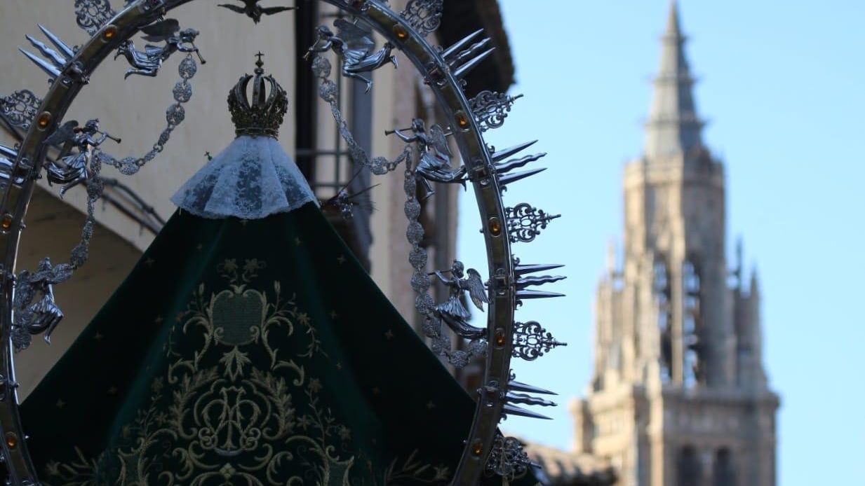 Toledo venera a la Virgen de la Esperanza con procesión, pétalos y quínolas en San Cipriano