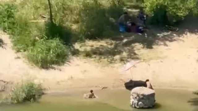 Captura del vídeo en el que se a los dos niños bañándose en el río Tajo.