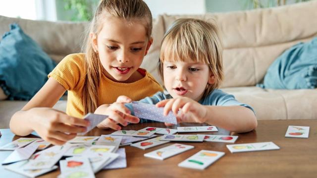 Niños jugando a las cartas