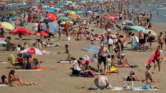 Imagen de archivo de personas en una playa.