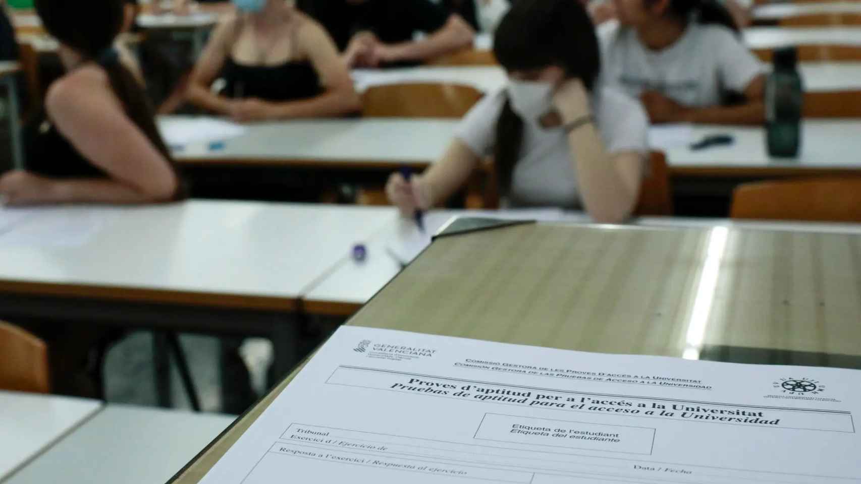Imagen de archivo de varios estudiantes antes del inicio de las Pruebas de Acceso a la Universidad