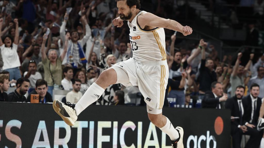 Llull celebra uno de los triples ante el Barça.