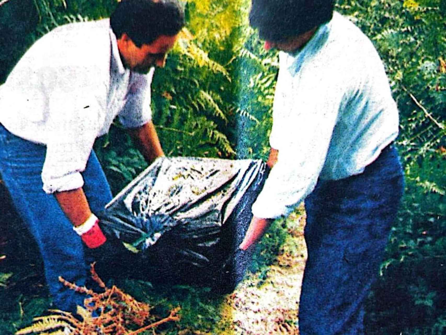 Ricardo Arques (izda) y Melchor Miralles (dcha) desentierran el baúl encontrado en el zulo de los GAL.
