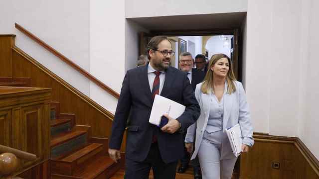 Paco Núñez, presidente del PP de Castilla-La Mancha junto a la secretario regional y portavoz del Grupo Popular, Carolina Agudo.