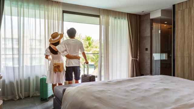 Una pareja disfruta de una vivienda turística.
