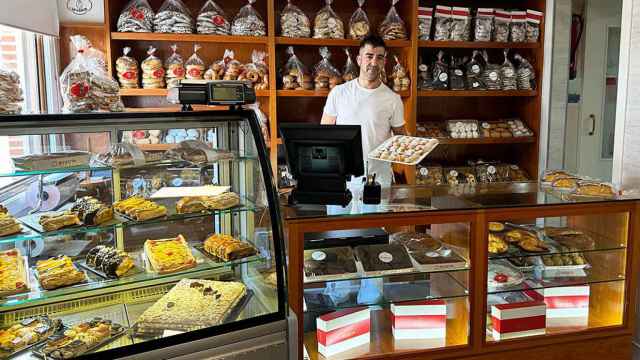 Víctor en la Pastelería La Casita de Alaejos