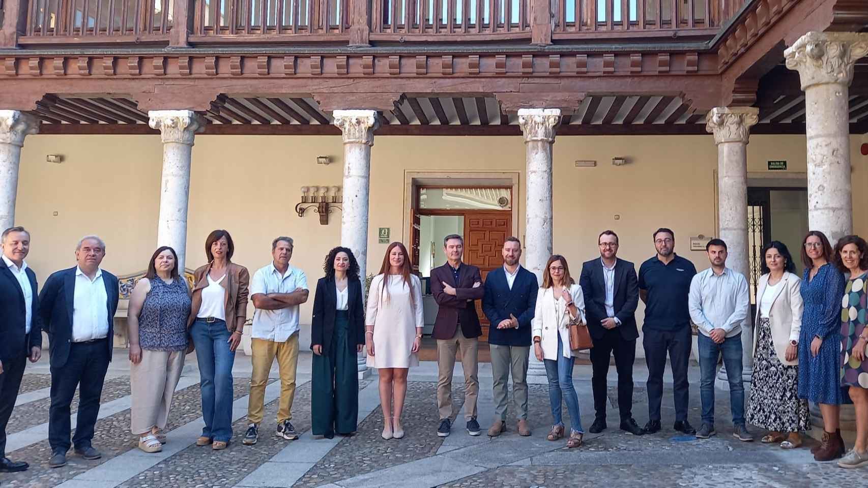 La diputada de Educación y Cultura, Yolanda Burgoa, junto a los alcaldes y representantes de las bodegas que acogen los conciertos