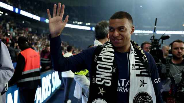 Kylian Mbappé saluda a unos aficionados.