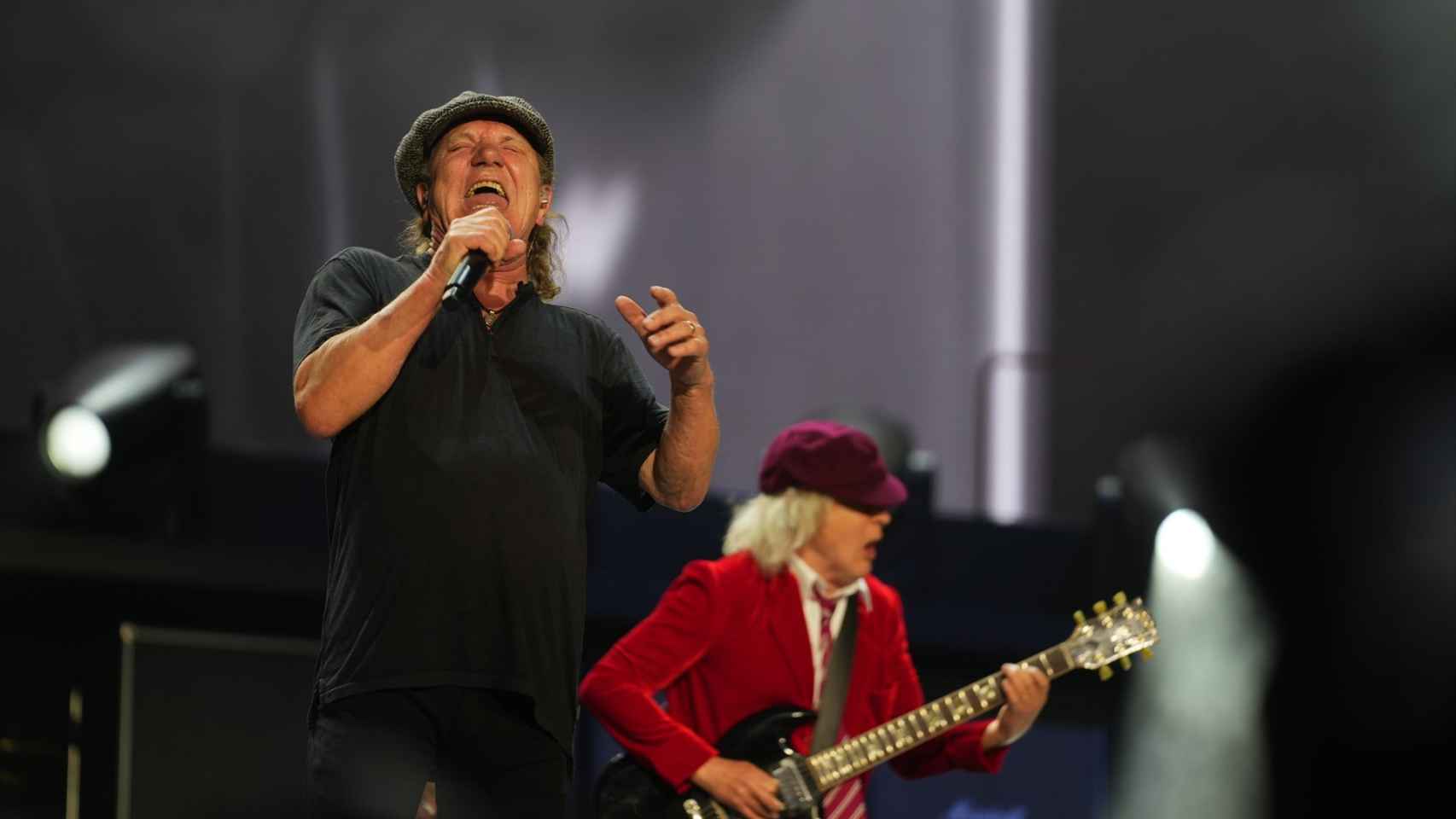 Un momento del concierto de AC/DC en Sevilla. Brian Johnson (en primer plano) y Angus Young. Foto: Francisco J. Olmo / Europa Press