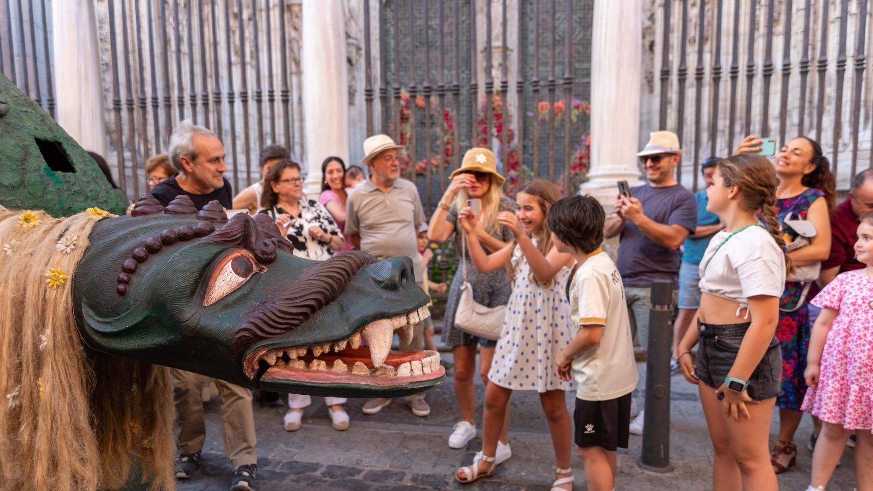 Emoción, risas y algún que otro susto: fotogalería de la Tarasca paseándose por Toledo como cada Corpus
