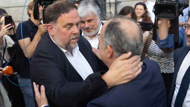 El presidente de ERC, Oriol Junqueras (i) y el secretario general de Junts, Jordi Turull (d), se abrazan este jueves tras quedar aprobada la Ley de Amnistía, en el Congreso de los Diputados.