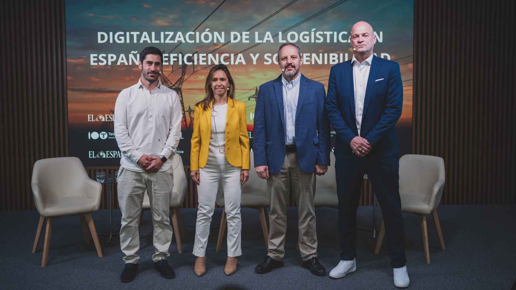 De izquierda a derecha: Álvaro Pina (Dimensia), María Eugenia Borbore (Telefónica España), Berto Gil (ID-Logistics Iberia) y Stephan Walser (Körber Supply Chain Software) durante su participación en el encuentro 'Digitalización de la logística en España: eficiencia y sostenibilidad'.