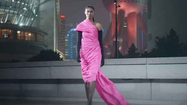 Silueta del desfile de Balenciaga.