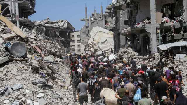 Palestinos examinan los daños causados por el Ejército israelí en la franja el 30 de mayo.