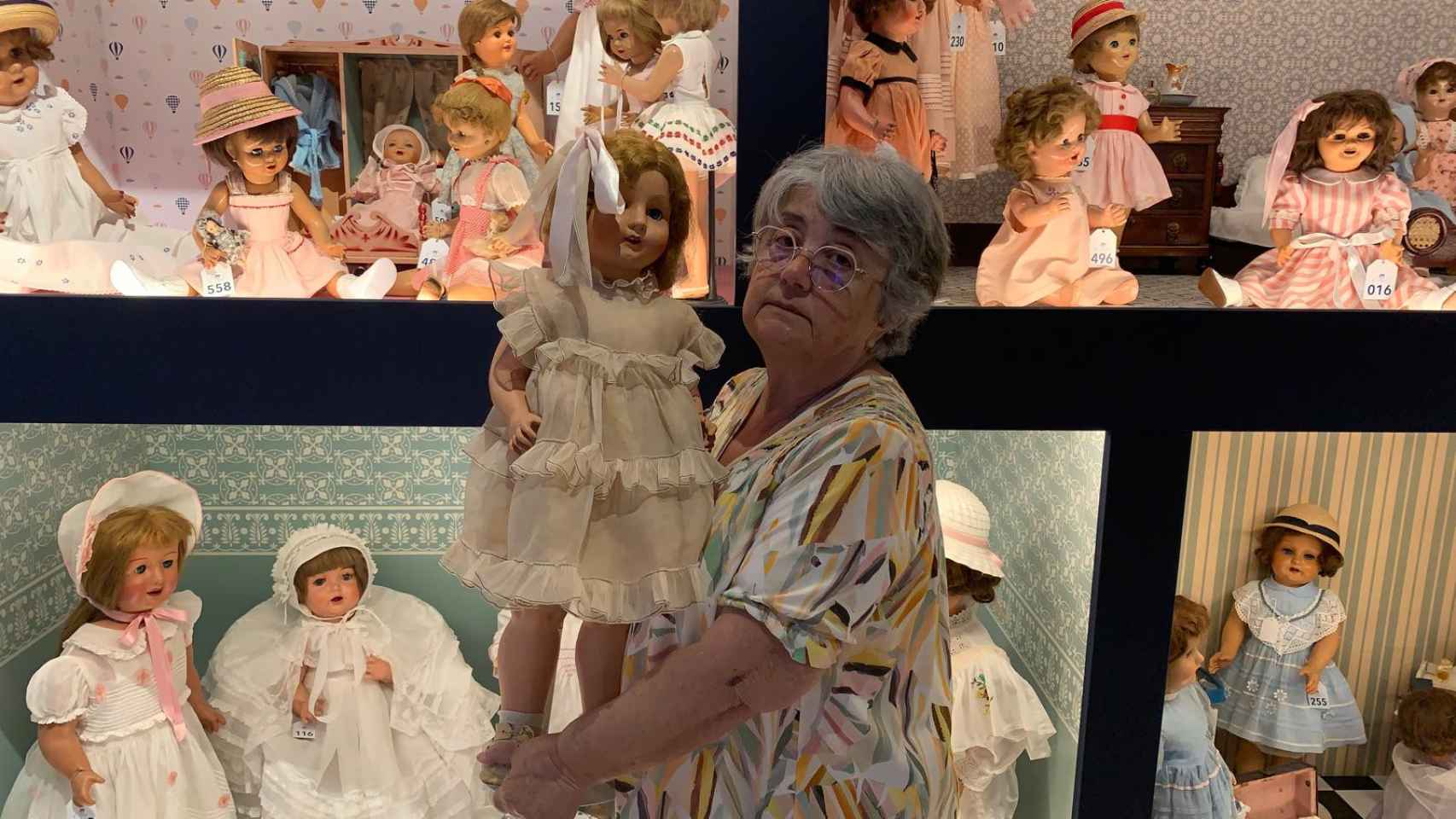 María Emilia, con algunas de las muñecas que ha donado para una exposición permanente en Chiclana de la Frontera (Cádiz).