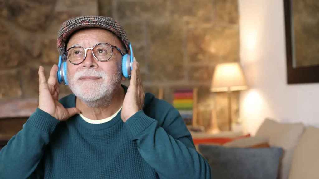 Imagen de archivo de una persona escuchando música.