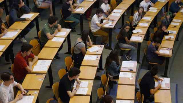 Estudiantes realizando un examen de selectividad.