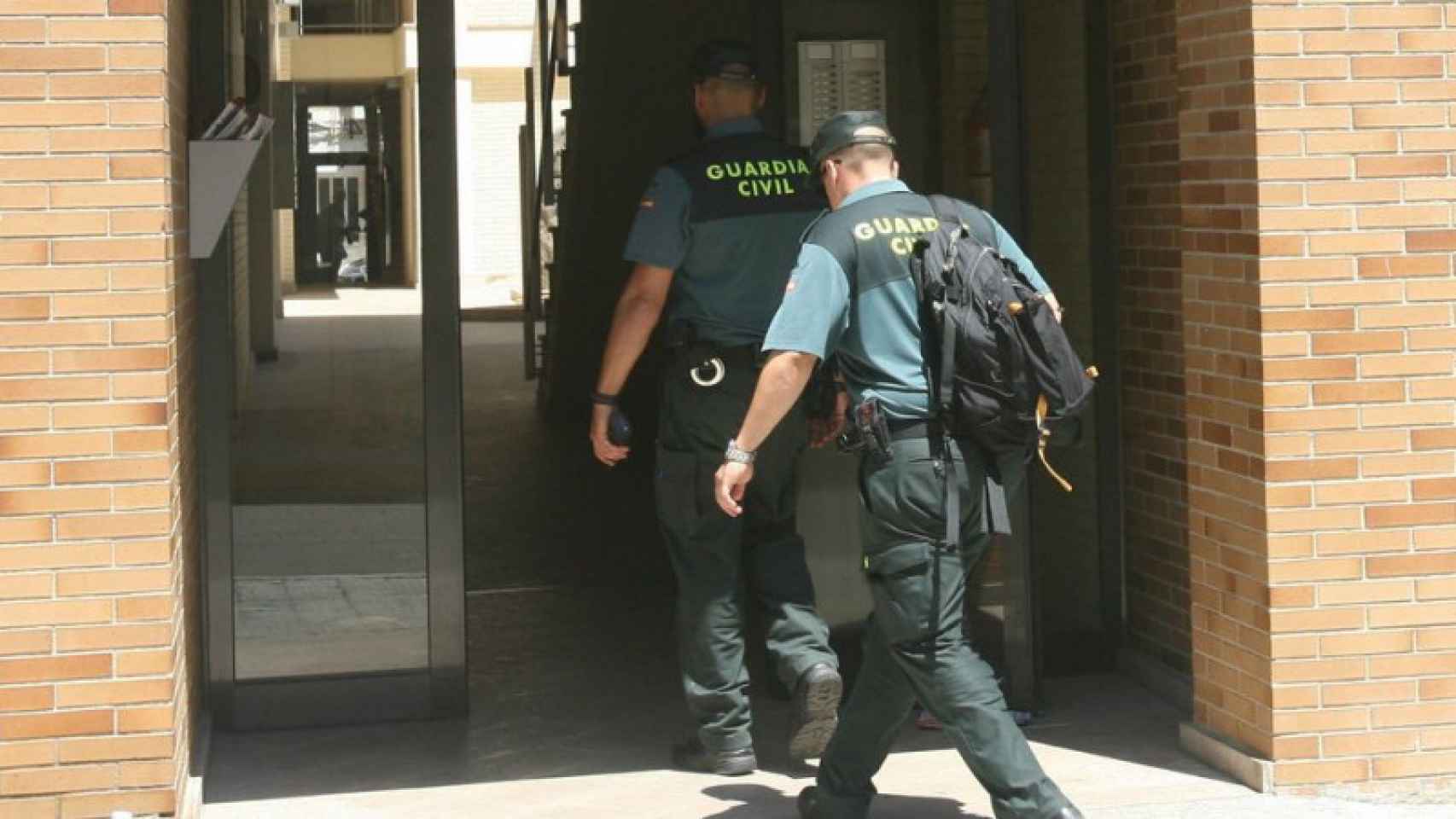 Dos agentes de la Guardia Civil.