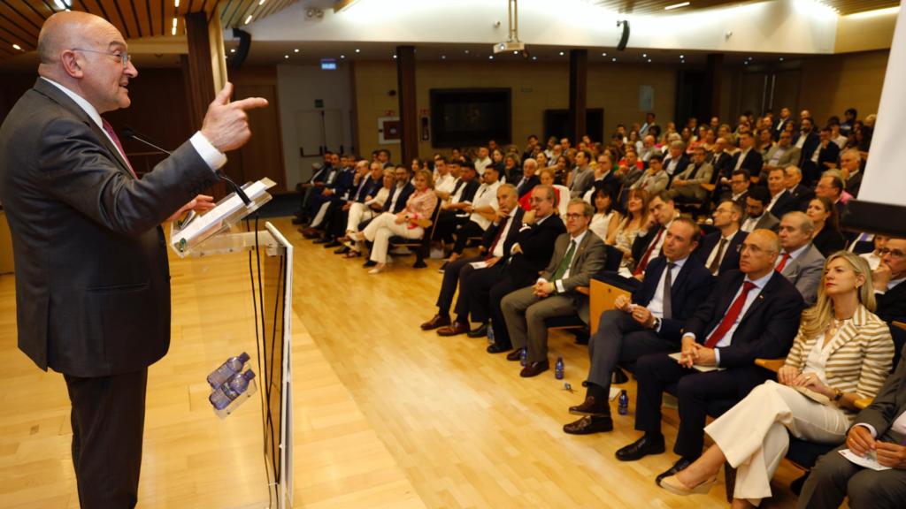 El alcalde de Valladolid, Jesús Julio Carnero, interviene durante la gala