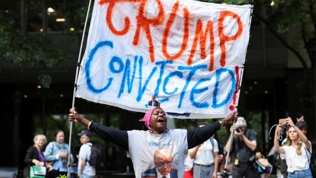 Una de las manifestantes celebra el veredicto ante la sede judicial de Nueva York.