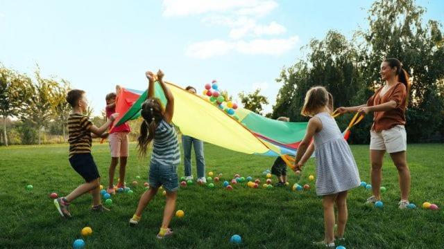 Niños en un campamento.