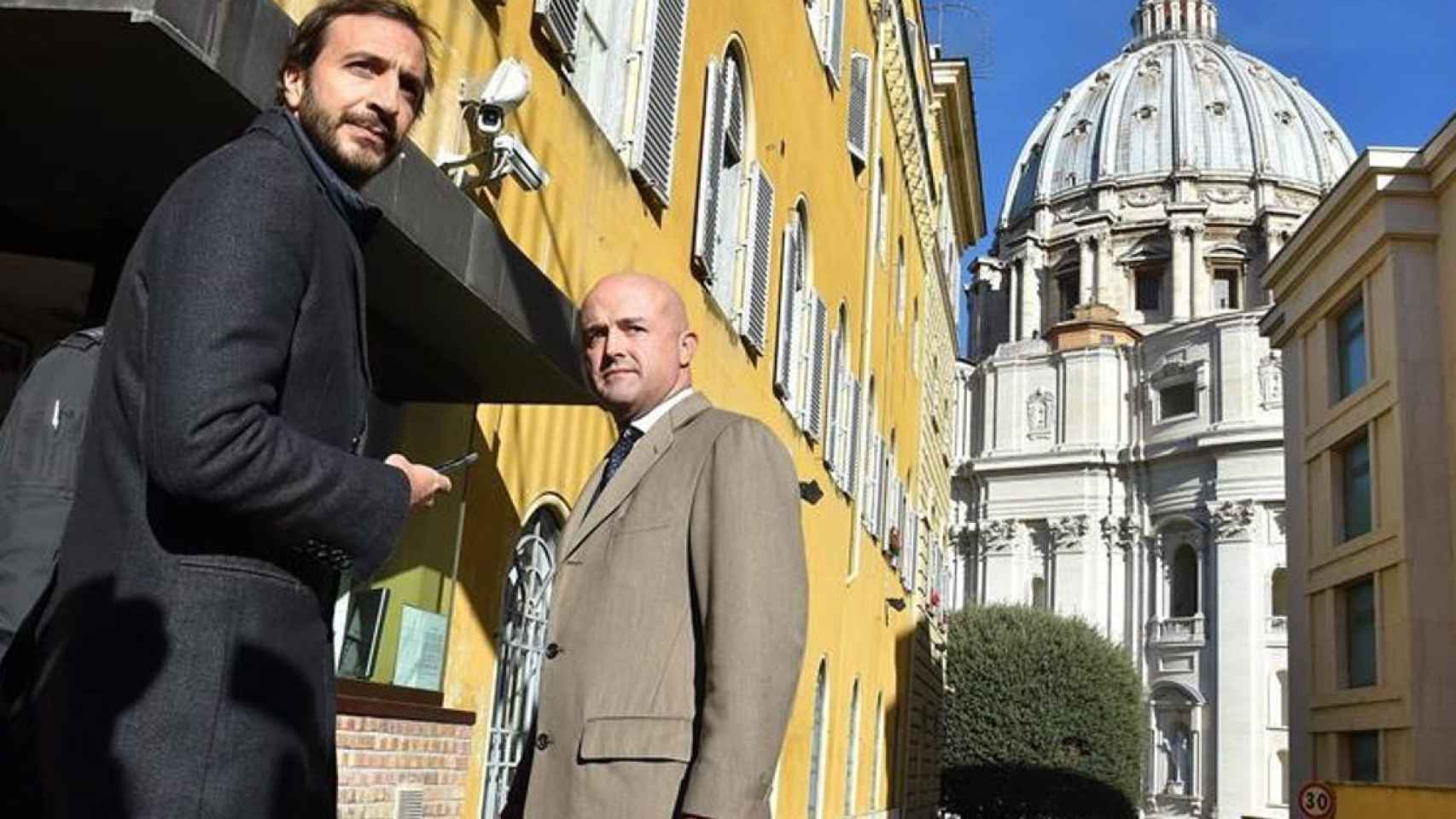 Emiliano Fittipaldi (izq) a la entrada a una vista del juicio por el Vatileaks 2 en 2015, junto al periodista Gianluigi Nuzzi