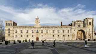 Fachada exterior del Parador de León