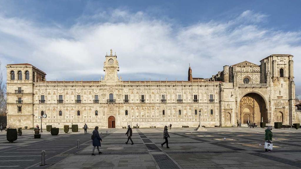 Fachada exterior del Parador de León